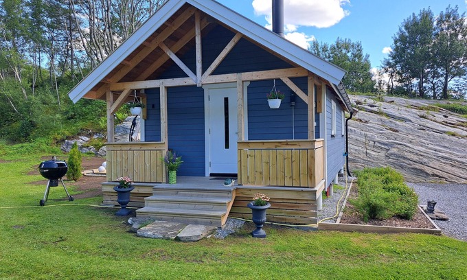 Afjord House | Budget-Friendly Retreat at Kleines Haus am Fjord