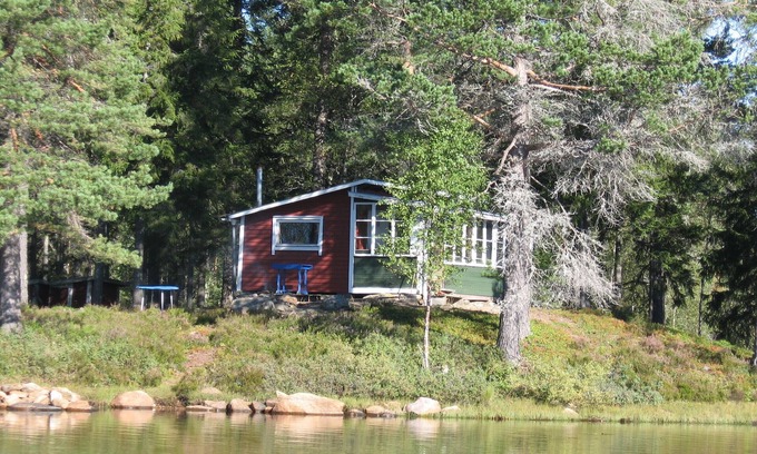 Torsby House | Idyllic Lakefront Retreat at Stöpsjön with Breakfast Amenities