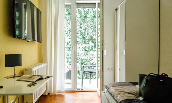 Hamelin House | Cozy Room with Balcony and Kitchen near TA - Rated 9/10