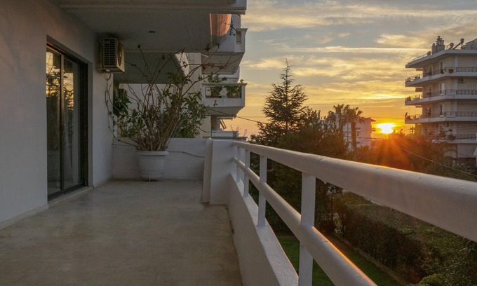 Glyfada Apartment | Bright Apartment in Glyfada with Breakfast & Accessibility