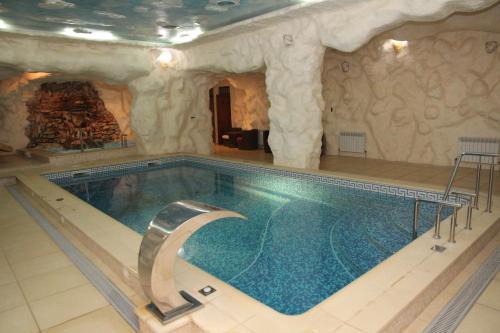 Kamenets-Podol'skiy Hotel | Discover Kleopatra VIP Hotel: Ideal for Families & Relaxation
