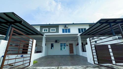 Sepang House | KLIA Sepang Charming 4-Bedroom Blissful Double-Storey Home