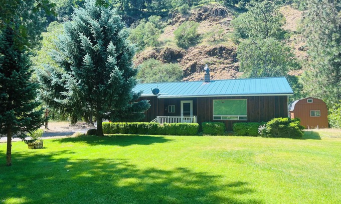 Klickitat House | Experience Klickitat River's Edge Retreat: Pet Friendly Getaway