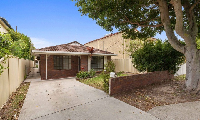 Redcliffe Apartment | Discover Klinger House: Pet-Friendly Retreat in Redcliffe