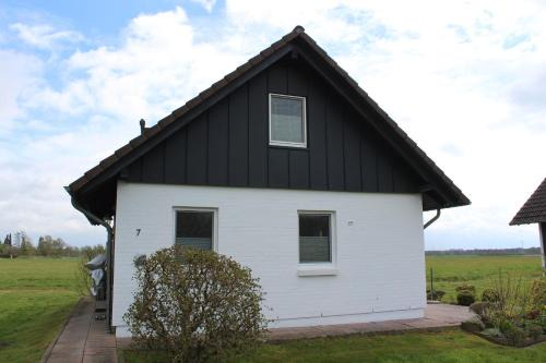 Bad Bederkesa House | Exceptional KM 7 - Deichgraf 2: Pet & Child Friendly Stay