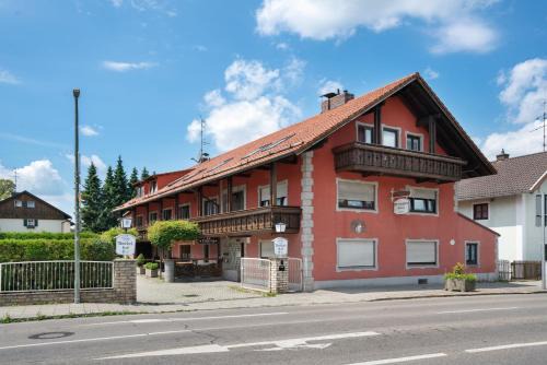 Munchen District House | Family-Friendly Getaway at Knödelhof with Pet Amenities