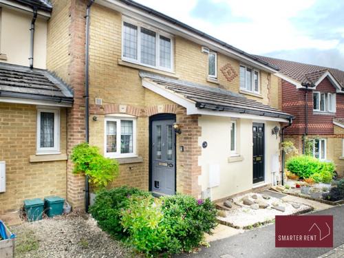 Knaphill Apartment | Pet-Friendly 2 Bed House with Garden in Knaphill