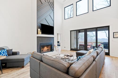 Ellijay House | Stay at Knight Mountain: Family-Friendly with Pool Access
