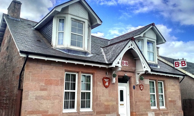 Airdrie House | Delightful Knight's Rest Guest House with Breakfast & Kitchen