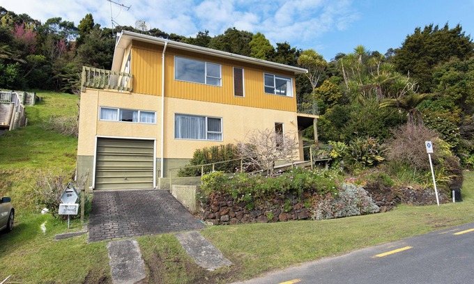 Paihia House | Pet-Friendly Knight’s Retreat - Ideal Family Getaway in Paihia