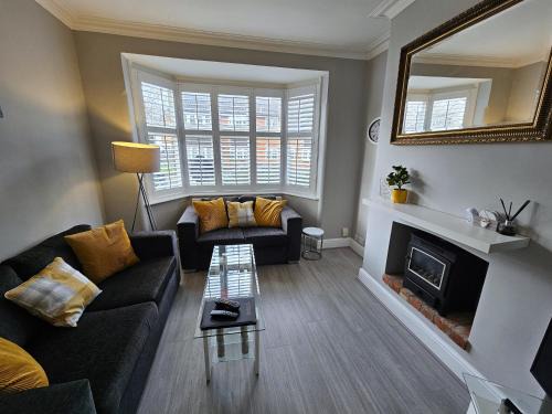 Thorpe Satchville Villa | Charming Knighton Villa: Pet-Friendly Retreat with Breakfast