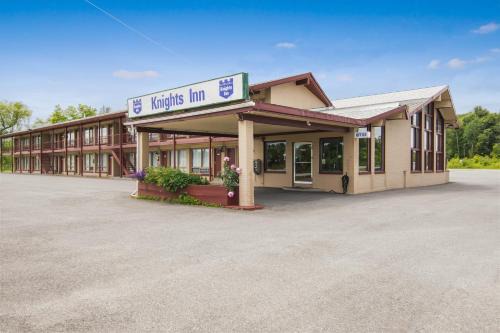 Amsterdam Hotel | Convenient Stay at Knights Inn Amsterdam with Hot Tub Access