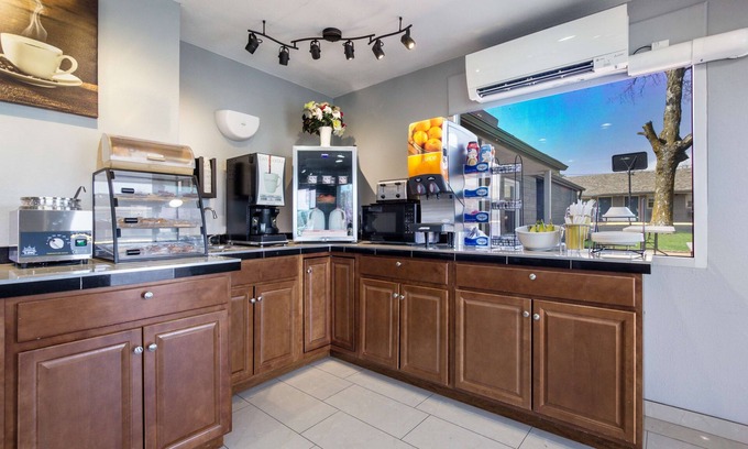 Salem Hotel | Guest Rated Knights Inn & Suites Salem with Breakfast Included