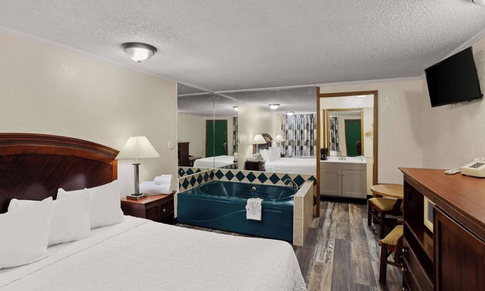 Summit Hotel | Budget-Friendly Knights Inn Ashland with Pool & Kitchen