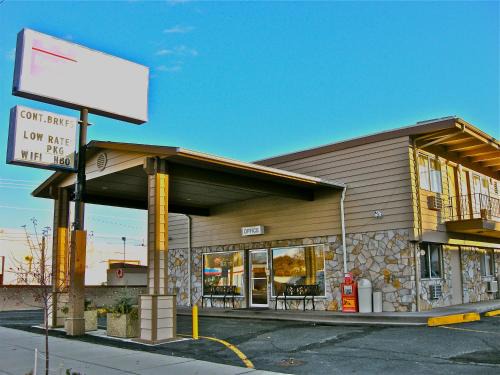 Baker City Hotel | Pet-Friendly Knights Inn in Baker City for Family Getaways