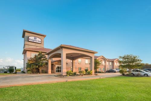 Saint Landry Hotel | Affordable Stay at Knights Inn Bunkie with Pool Access