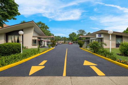 Aldershot Hotel | Cozy Knights Inn Burlington: Pet-Friendly & Family Amenities