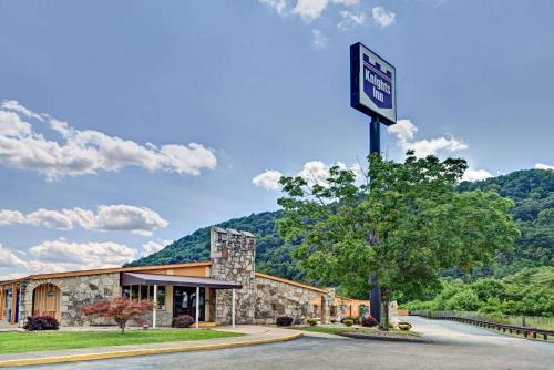 Tad Hotel | Budget-Friendly Knights Inn in Charleston with Pool & Hot Tub