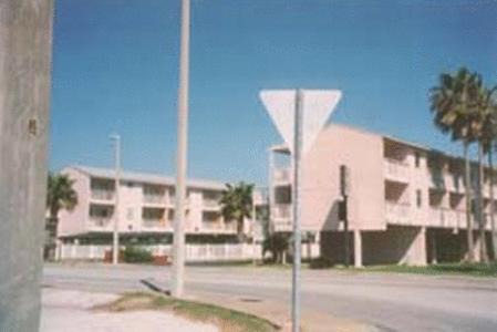 North Beach Hotel | Budget-Friendly Knights Inn Corpus Christi with Pool & Pets