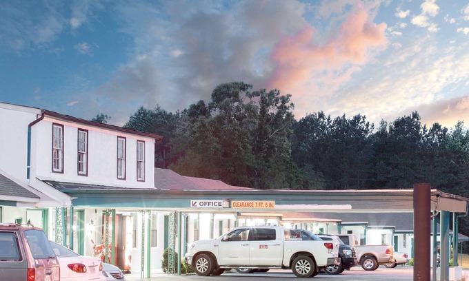 Emporia Hotel | Convenient Knights Inn Emporia with Pool & Kitchen Access
