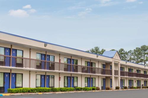 Fredericksburg Hotel | Budget-Friendly Knights Inn with Pet-Friendly Amenities