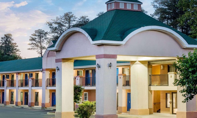 Ruther Glen Hotel | Budget-Friendly Knights Inn Ruther Glen with Breakfast Included