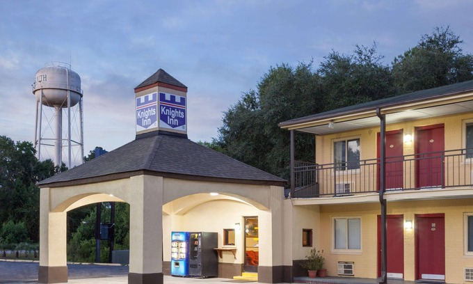 Yemassee Hotel | Convenient Stay at Knights Inn Yemassee with Pool & Dining
