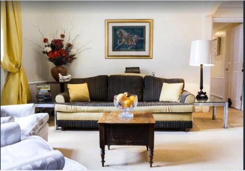 Brompton & Hans Town Apartment | Convenient Knightsbridge Stay Next to Harrods with Breakfast