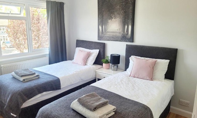 Alexandra House | Discover Family-Friendly Comfort at Knollmead House
