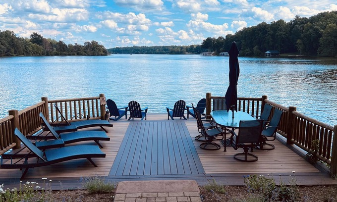Livingston House | Experience Knot Loggin’ Inn: Lakefront Views & Modern Comfort