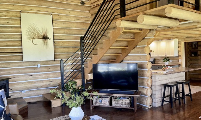 Stevensville House | Exquisite Knotty but Nice Retreat with Spa & Family Amenities