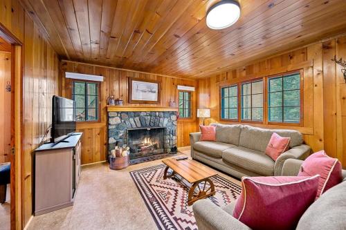 Joseph House | Inviting Knotty Pine Cabin - Family Friendly Retreat