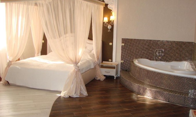 Sokilʼnyky Hotel | Relax at Knyazhyi Dvir: Family-Friendly with Hot Tub Access