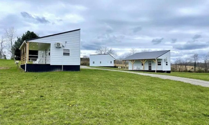 Carbon Hill House | Cozy Koby Tiny Home with Shared Fishing Pond - Guest Rated 9.8