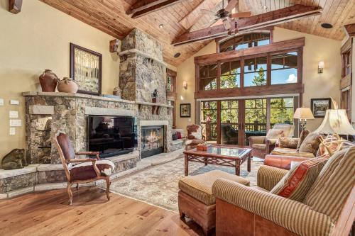 The Highlands House | Family-Friendly Kodi Lodge with Relaxing Hot Tub Amenities