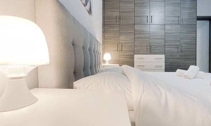 Platia Viktorias Apartment | Family-Friendly Kodrigktonos Central Apartment in Viktoria