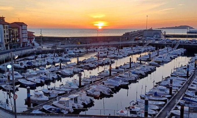 Bermeo Apartment | Tranquil Kofradía: Pet-Friendly Hotel with Oceanfront Views