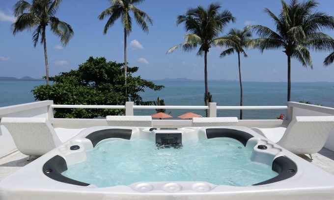 Ko Chang Villa | Beachfront Koh Chang Villa with Pool & Hot Tub Amenities