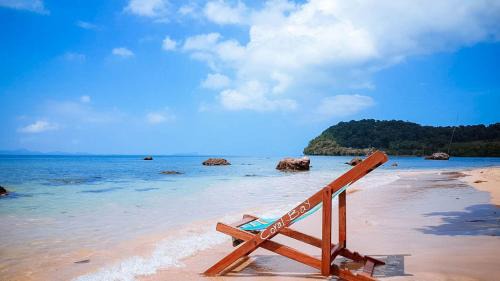 Nuea Khlong Cabin | Guest-Favorite Koh Jum Coral Bay Resort with Private Beach