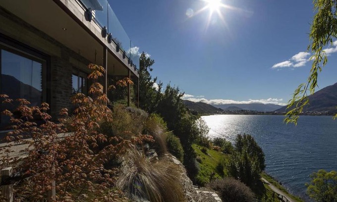 Queenstown Villa | Top-Rated Kohanga Lakeside Villa with Pet-Friendly Amenities