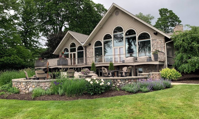 Oconomowoc House | Kohl Manor Luxury Lake 8-br exclusive retreat Pool, Cinema, Arcade on LacLaBelle