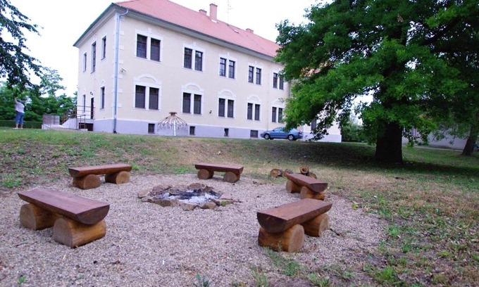 Lednice House | Explore Koleje Zamecek: Pet-Friendly Retreat with Kitchen