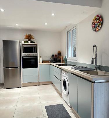 Pointe-Noire House | Outstanding Koli Fwi: Guest Rated 10/10 with Kitchen Amenities