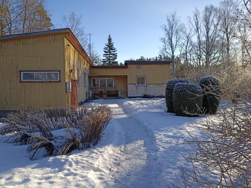 Leisi Apartment | Family-Friendly Kollane Maja: Pet Welcome & Comfort Await