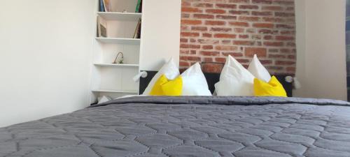 Sarvar Apartment | Cozy Koller Apartmanház: Family-Friendly with Hot Tub