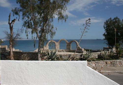 Selinia Apartment | Cozy Kollitaki: Oceanfront Retreat with Pet-Friendly Vibe