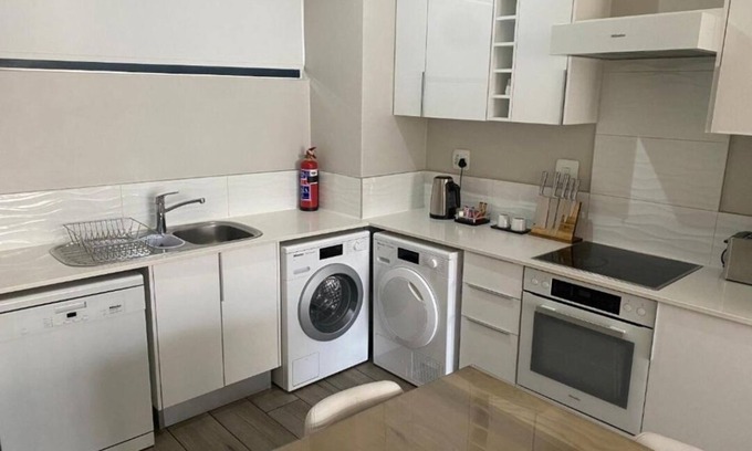 Central Kampala Apartment | Relax at Kololo Acacia Mall: 3 Bedroom Retreat with Pool