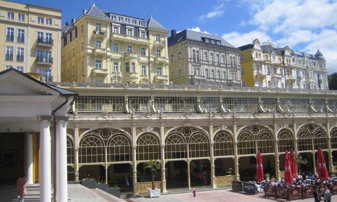 Marianske Lazne Apartment | Kolonada Elegant 2-Bedroom Apartment with Balcony & Accessibility
