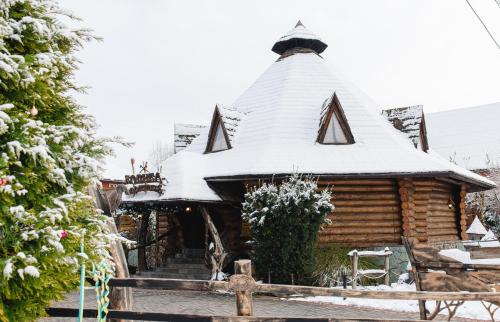 Nyzhnje Selyshche Hotel | Cozy Kolyba Opryshkiv: Pet-Friendly Retreat with Pool