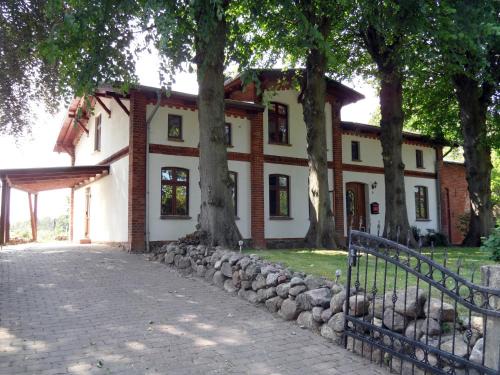 Kirch Mulsow Apartment | Serene "Vier Linden" Apartment Near the Coast, 9/10 Rated